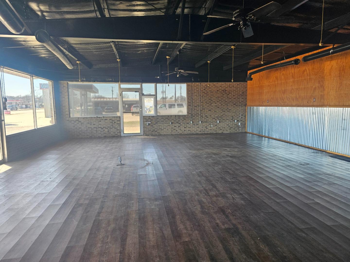 2007 , located at 533 S Seven Points BLVD, Seven Points, TX, 75143, (430) 255-4030, 32.313999, -96.209351 - Front building is around 1500 sqft. with 1 bathroom Back building is around 2500 sqft. with large office and 2 bathrooms. - Photo#6